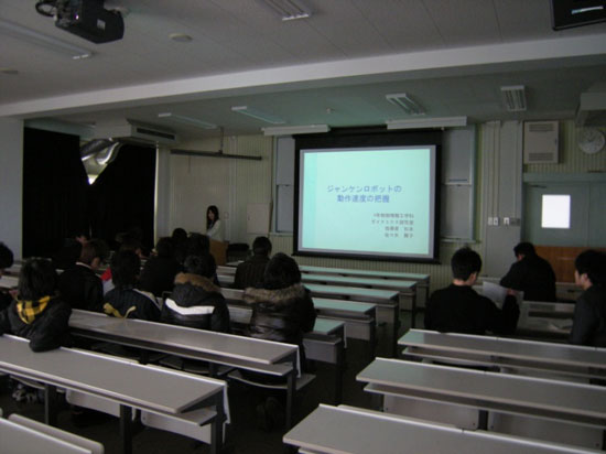 4年生の卒業研究中間発表会を行いました。